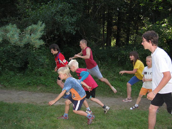 270 - Přeprava vody přes puklinu - plnit balonky vyrážejí bobři.JPG